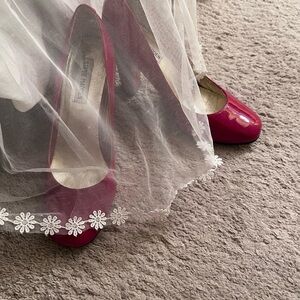 Super bright red patent Leather Heels. Last 3 pics actual color.
Not a blue red.